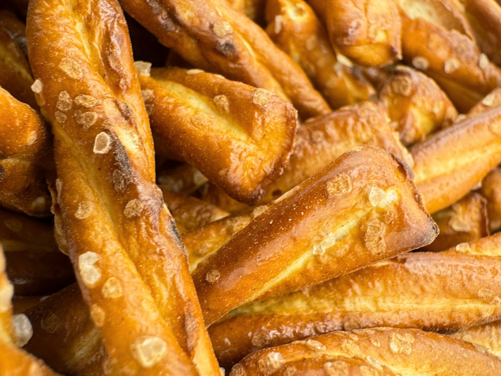 BUTTER BRAIDED PRETZELS 8oz